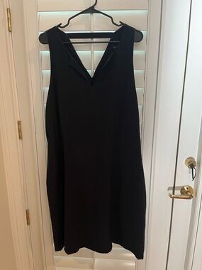Banana Republic Black Sleeveless V‑Neck Shift Dress with Pockets. Flattering.